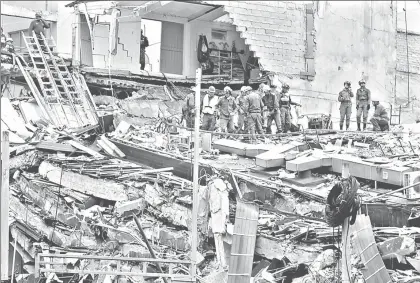  ??  ?? Durante los trabajos de rescate de personas y remoción de escombros en Álvaro Obregón número 286, tras el terremoto del 19 de septiembre ■ Foto María Luisa Severiano