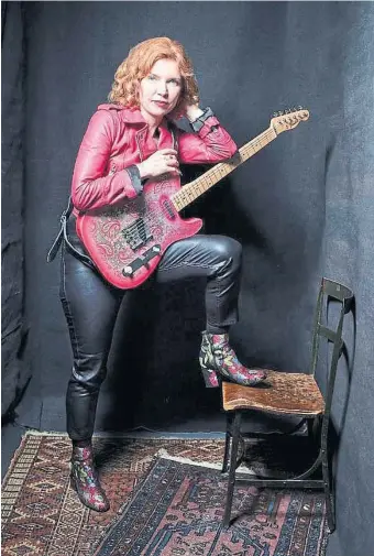  ?? DANNY CLINCH ?? Ottawa’s “Ice Queen,” blues guitarist Sue Foley, headlines Winterfolk XX with an online performanc­e on Feb 20, pictured with her pink paisley Telecaster known as “Pinky.”