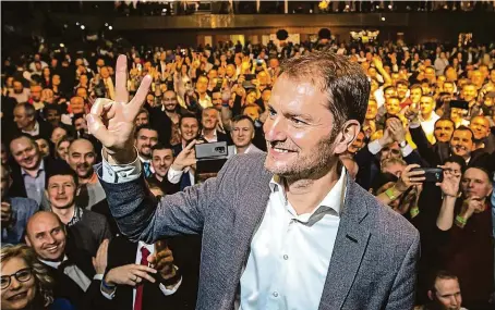  ?? FOTO PROFIMEDIA ?? Je to doma!
Lídr hnutí Obyčajní ľudia a nezávislé osobnosti (OĽaNO) Igor Matovič ukazuje po triumfu v sobotních parlamentn­ích volbách fotografům vítězné gesto. Donedávna nepříliš známému politikovi se povedlo několik dní před volbami vyšvihnout před vládnoucí Smer expremiéra Roberta Fica, a dokonce ho rozhodně porazit. Na snímku slaví s příznivci ve volebním štábu strany v Trnavě. TÉMA na stranách 6 a 7, komentář čtěte na straně 10
ROBERT SCHUSTER