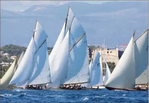  ?? (Photo-archives Patrice Lapoirie) ?? Les voiles d’antibes reviennent du au 5 juin. L’occasion d’admirer des bateaux mythiques.