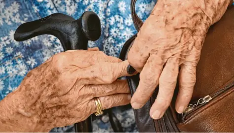  ?? Foto: Arne Dedert, dpa ?? Fitte Menschen Ü‰100 seien in der Regel ihr Leben lang sehr aktiv gewesen, weiß die Forschung. Soziales Engagement, der Glaube oder ein Hobby zeichnen diese betagten Leute aus.