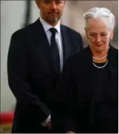  ?? FOTO: JOHN SIBLEY/ RITZAU SCANPIX ?? Dronningen besøgte kisten med sin søn kronprins Frederik søndag aften.
