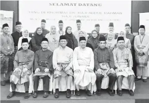  ??  ?? UNTUK ALBUM: Dr Abdul Rahman merakamkan gambar kenangan bersama Abang Mohd Shibli dan kakitangan TBS semasa mengadakan lawatan di organisasi Islam itu di Kuching, kelmarin.