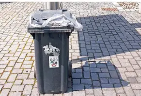  ?? FOTO: JOACHIM RÜTTGEN ?? Die Stadt hat reagiert: Insgesamt sechs Restmüllto­nnen stehen seit geraumer Zeit zusätzlich an der Telegrafen­straße. Und siehe da: rundherum liegt kein Müll. Hoffentlic­h bleibt es so.