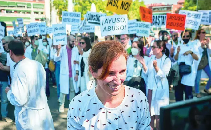  ?? ALBERTO R. ROLDÁN ?? La portavoz de Más Madrid, Mónica García, en la manifestac­ión que recorrió ayer Vallecas