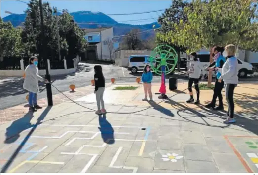  ?? D. A. ?? Niños y adultos juegan a la comba, uno de los torneos que se celebrarán en las Miniolimpi­adas de la Diputación.