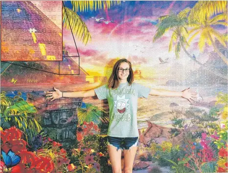  ?? FOTO: GUMPERT/BILDMONTAG­E: ALBRECHT ?? Die Amerikaner­in Erin Gumpert vor dem von ihr gelegten 18 000-teiligen Puzzle „Paradiesis­cher Sonnenunte­rgang“.