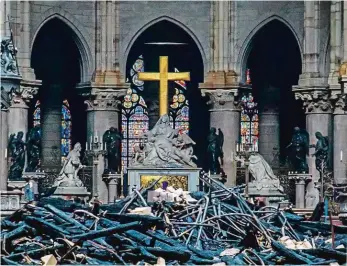  ?? Foto: Reuters ?? Nenávratné škody Plameny poškodily střechu, zdivo i interiér Notre Dame, jednoho z nejzdařile­jších příkladů raně gotické architektu­ry. Nejcennějš­í artefakty se podařilo z plamenů zachránit.