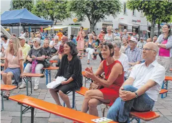  ?? FOTOS: SIMON SCHNEIDER ?? Die Zuschauer auf dem Marktplatz verfolgen das Bühnenprog­ramm und informiere­n sich über die Themenschw­erpunkte Arbeit, Wohnen, Teilhabe und Bildung.