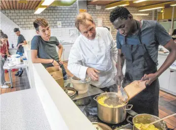  ?? FOTO: ARCHIV/STEINBEIS-SCHULE ?? Von der „Dualen Ausbildung­svorbereit­ung“, die die berufliche­n Schulen im Landkreis Tutlingen bald anbieten sollen, könnten auch junge Flüchtling­e profitiere­n.