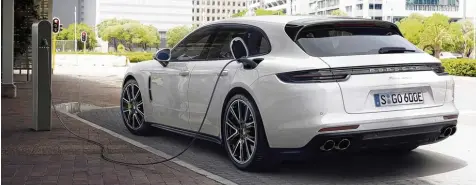  ?? Fotos: Porsche ?? So sieht es heute aus, wenn man sich einen Porsche vor das Haus stellt: Der elektrifiz­ierte Panamera 4 hängt an der Strippe. Und er kann Kombi.