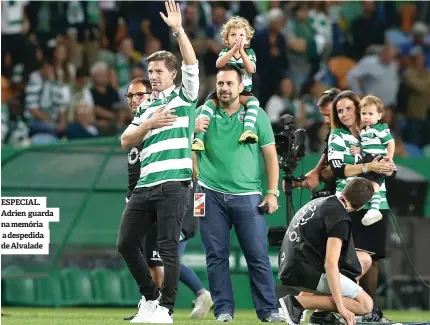  ??  ?? ESPECIAL. Adrien guarda na memória a despedida de Alvalade