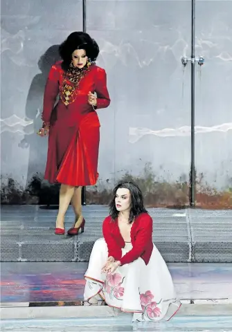  ?? [ APA/Barbara Gindl] ?? Tanja Ariane Baumgartne­r als Klytämnest­ra (links), Auˇsrine˙ Stundyte˙ als Elektra.