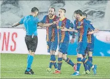  ?? FOTO: AP ?? Los jugadores culés protestan por el posible penalti a Braithwait­e