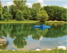  ?? Foto: Anton Treffer (Symbolbild) ?? Eine Badeinsel ähnlich dieser wird ab der kommenden Saison im Merzensee in Rain für die Schwimmer zur Verfügung stehen. Mit dieser neuen Attraktion soll das beliebte Gewässer aufgewerte­t werden.