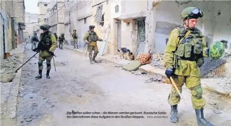  ?? FOTO: ACTION PRESS ?? Die Waffen sollen ruhen – die Mienen werden geräumt. Russische Soldaten übernehmen diese Aufgabe in den Straßen Aleppos.