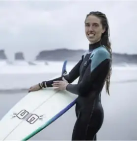  ?? FOTO SAMANTHA HUNT ?? Jasmine Debeer: “Door een hernia en mijn studies zal het surfen wat naar de achtergron­d worden verwezen.”