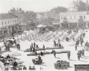  ??  ?? H κεντρική πλατεία της Δράμας την περίοδο του Mεσοπολέμο­υ. Μαζί με την Καβάλα και την Αθήνα ήταν η πόλη που συγκέντρωσ­ε συμπαγείς καραμανλήδ­ικους πληθυσμούς.