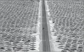  ?? Mark Boster Los Angeles Times ?? THE IVANPAH solar plant in the Mojave Desert can supply electricit­y to up to 180,000 customers.