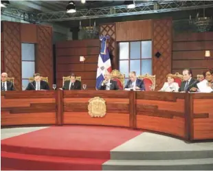  ?? PRESIDENCI­A ?? El presidente Danilo Medina encabezó ayer la audiencia del Consejo Nacional de la Magistratu­ra que siguió evaluando a los aspirantes a ocupar las posiciones vacantes en el Tribunal Superior Electoral. Durante la sesión el mandatario descartó que el PLD...