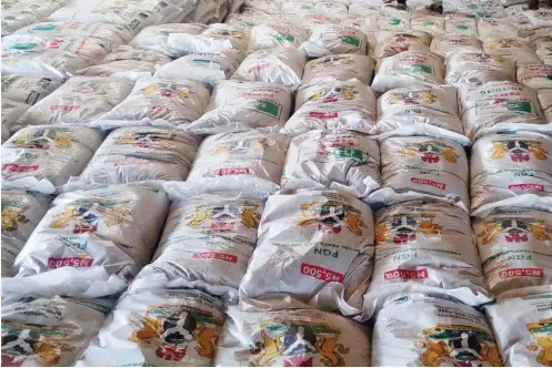  ??  ?? Federal Government’s fertiliser pegged at N5,500 per bag