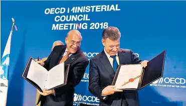  ?? COLPRENSA ?? Juan Manuel Santos en la firma protocolar­ia del ingreso de Colombia a la OCDE en París, Francia.