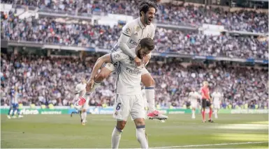  ?? Foto: dpa ?? Die Torschütze­n Isco und Nacho jubeln: Beide sichern den Erfolg von Real gegen Alavés.