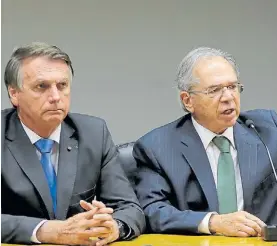  ?? EFE ?? Bajo presión. Bolsonaro y su ministro de Economía, Paulo Guedes.
