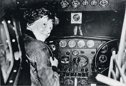  ?? NATIONAL ARCHIVES / EFE ?? Earhart a punto del último despegue en Nueva Guinea, y la foto de Jaluit
¿La última foto?