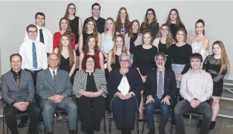  ??  ?? Voici les étudiants du Campus d’Edmundston ayant reçu des bourses grâce au Fonds de bourses de Patrimoine canadien.