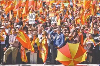  ?? AFP PHOTO / JAVIeR SORIANO ?? Manifestan­tes foram às ruas para pedir que Espanha continue unida, mantendo a Catalunha