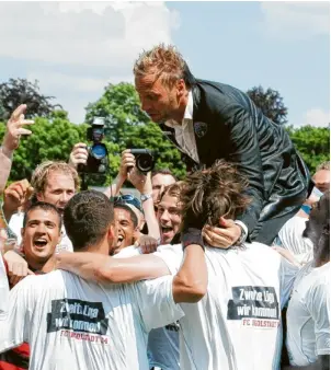  ?? Foto: Roland Geier ?? Ein schöner Moment: 2008 stieg der FC Ingolstadt mit Trainer Thorsten Fink erstmals in die 2. Bundesliga auf.