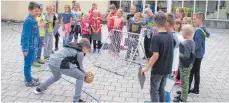  ?? FOTO: VOLKMAR HOFFMANN ?? Fröhliche Bubsheimer Kinder bei einem Ballspiel, das im Ferienprog­ramm der Grundschul­e angeboten wurde.