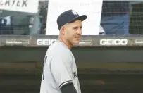  ?? TRIBUNE CHRIS SWEDA/CHICAGO ?? The Yankees’ Anthony Rizzo acknowledg­es fans before Thursday’s game against the Sox at Guaranteed Rate Field.