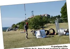  ??  ?? A quelques kilomètres de là, dans le pré jouxtant le village de Gourdon, les ouvriers réceptionn­ent les matériaux portés par hélicoptèr­e.