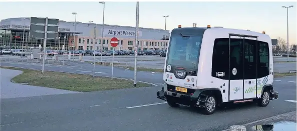  ?? FOTO: KNECHTEN ?? Dieses Fahrzeug ist gerade testweise am Airport Weeze unterwegs.