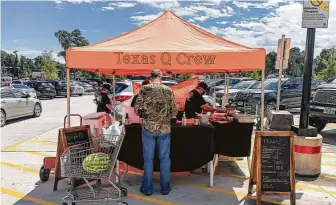  ?? Photos by J.C. Reid / Contributo­r ?? Texas Q held a pop-up at an H-E-B in Kingwood.