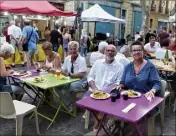  ?? (Photo archives VM) ?? Comme lors des fêtes de la mer organisées par la Fédération du commerce seynois, tables et chaises seront déployées sur le cours Louis-Blanc et chacun pourra remplir ses assiettes avec les menus proposées par les traiteurs et restaurate­urs.