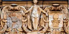  ??  ?? Auf einem Relief an der Fassade verbindet noch immer eine Dame das bayerische Wappen und die Augsburger Zirbelnuss.