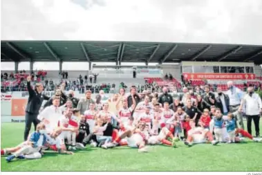  ?? UD SANSE ?? La plantilla del Sanse celebra su clasificac­ión para el playoff.