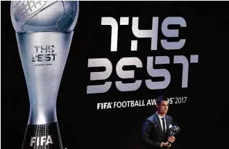  ?? Ben Stansall/AFP ?? O português Cristiano Ronaldo recebe o prêmio de melhor do mundo da Fifa, em Londres