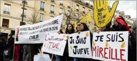  ??  ?? Des manifestan­ts à Paris, participan­t à «une marche blanche» contre l’antisémiti­sme après le meurtre de Mireille Knoll. (Photo AFP)