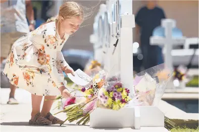  ?? WALLY SKALIJ/LOS ANGELES TIMES ?? Kymber Guzman, 8, visits a memorial for the victims of a mass shooting Thursday in Uvalde, Texas.