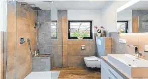  ?? FOTO: DJD ?? So können moderne Badezimmer heute aussehen: funktional und barrierefr­ei.