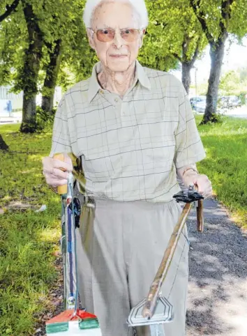  ?? Foto: Wolfgang Diekamp ?? Otto Kreidenwei­s arbeitete als Schlosser bei Kuka. Auch jetzt werkelt der 96-Jährige gerne. In seiner Kellerwerk­statt hat er einen Stock entwickelt, mit dem man Müll aufsammeln kann.