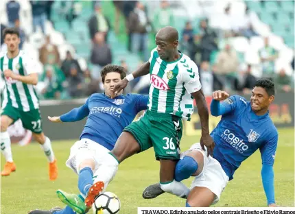  ??  ?? TRAVADO. Edinho anulado pelos centrais Briseño e Flávio Ramos