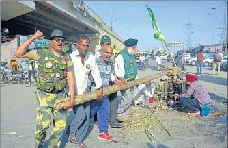  ?? SAKIB ALI /HT PHOTO ?? A group of farmers extracts sugarcane juice during the ongoing protest at the UP Gate site on Wednesday.