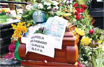  ?? CARLOS LÓPEZ ?? El entierro de la segunda víctima de feminicidi­o en Cochabamba.