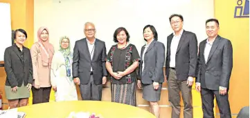  ??  ?? Jannie (fourth right) with Johan (fourth left) and IDS research committee members (from left) Anita, Hajah Hasnah, Hajah Baiyah, Jenny, Chong and Richard.