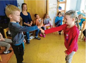  ?? Foto: Johanna Kiechle ?? Spielerisc­h lernten die Mädchen und Buben im Kindergart­en St. Josef in Türkheim, wie sie auch deutlich „Stopp“sagen können, wenn ihre eigenen Grenzen überschrit­ten werden.